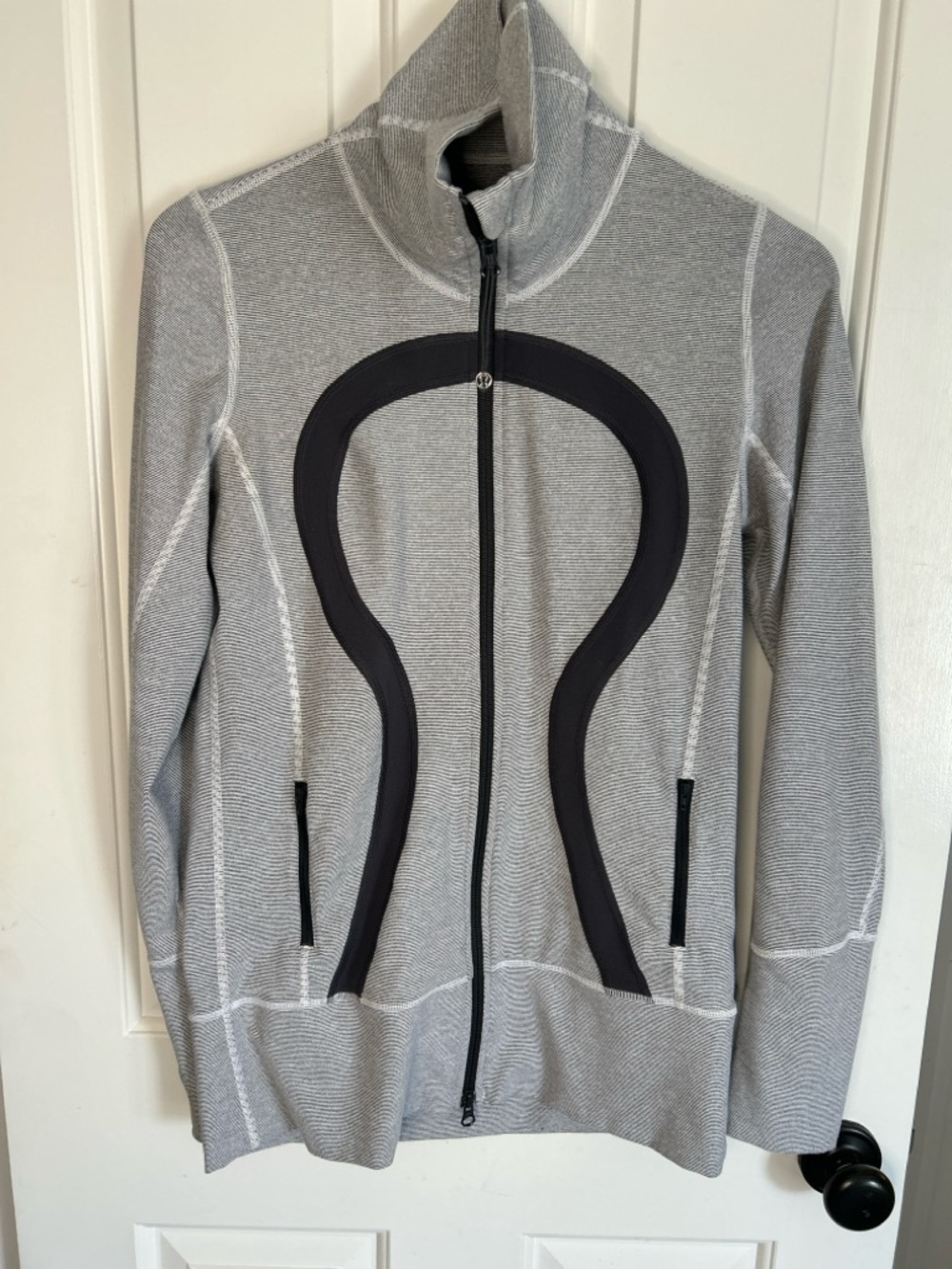 Women’s Lululemon Gray In Stride Athletic Jacket - size 8 - Great Condition